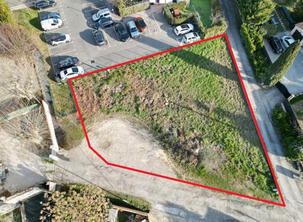 EXCLUSIVITE A VENDRE DRAGUIGNAN - TERRAIN CONSTRUCTIBLE 674m² avec Permis de construire