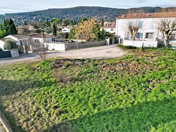 EXCLUSIVITE A VENDRE DRAGUIGNAN - TERRAIN CONSTRUCTIBLE 674m² avec Permis de construire