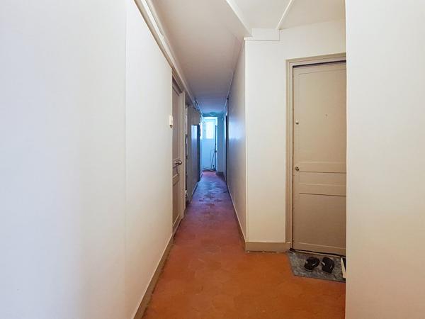 Nestenn - Paris 16 - Rue de la Tour - Passy - Dernier étage avec ascenseur - Studio - À rénover - Investissement locatif - Pied à terre