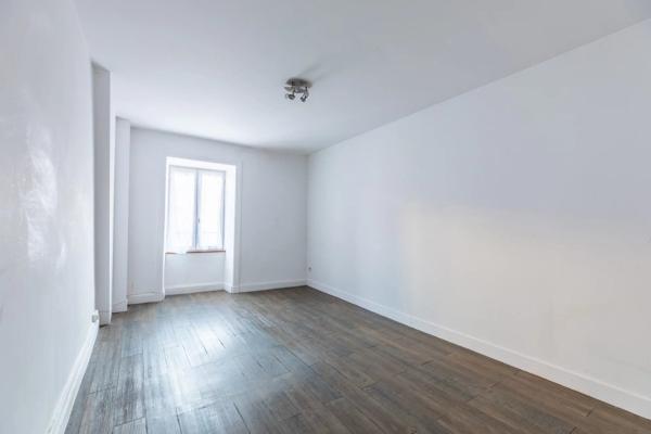 Vente                                                      Appartement
                        
                     4 pièces                      106 m2                     à Saint-Amant-Tallende
