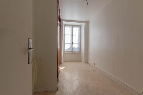 Vente                                                      Appartement
                        
                     4 pièces                      106 m2                     à Saint-Amant-Tallende