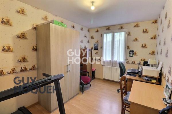 Aux alentours de Beaumont le Roger, dans un village avec école