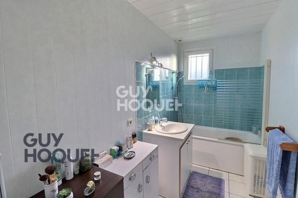 Aux alentours de Beaumont le Roger, dans un village avec école