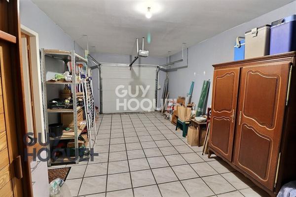 Aux alentours de Beaumont le Roger, dans un village avec école