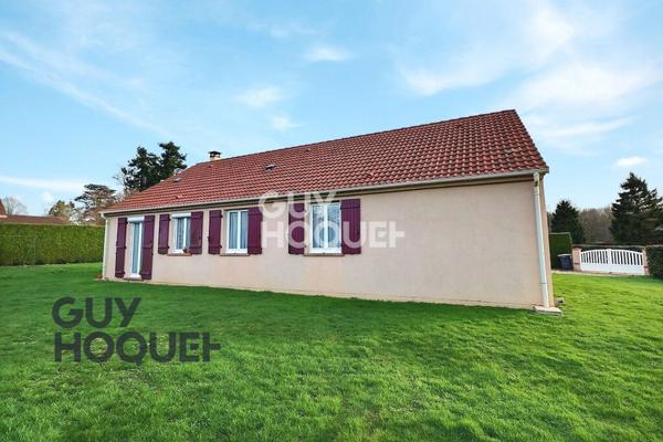 Aux alentours de Beaumont le Roger, dans un village avec école