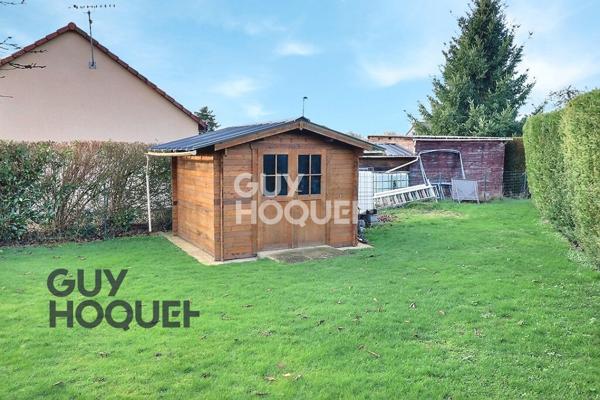 Aux alentours de Beaumont le Roger, dans un village avec école