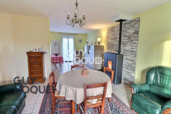 Aux alentours de Beaumont le Roger, dans un village avec école