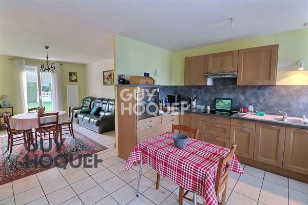 Aux alentours de Beaumont le Roger, dans un village avec école