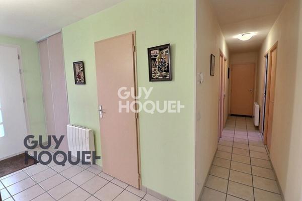 Aux alentours de Beaumont le Roger, dans un village avec école