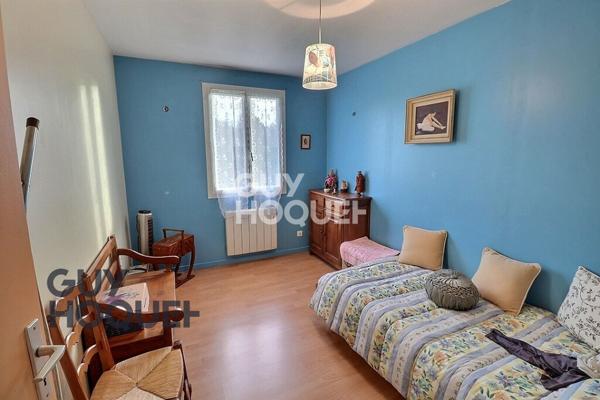 Aux alentours de Beaumont le Roger, dans un village avec école