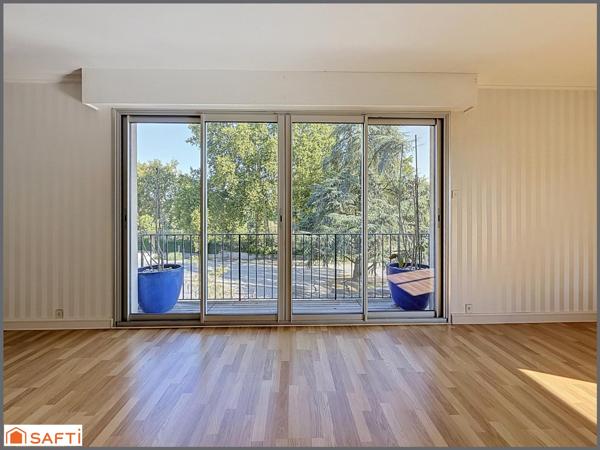 147 m2 avec vue Loire, balcons et garage.