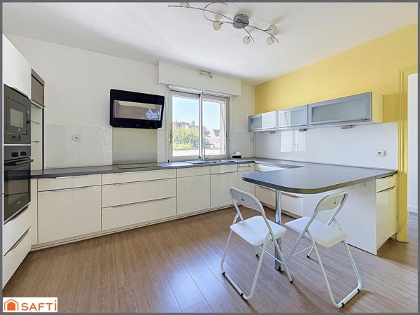 147 m2 avec vue Loire, balcons et garage.