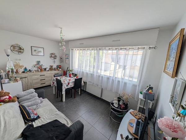 Appartement T2 avec locataire en place - Résidence sécurisée avec ascenseur, parking et cave