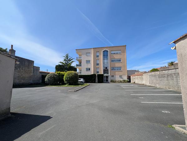 Appartement T2 avec locataire en place - Résidence sécurisée avec ascenseur, parking et cave