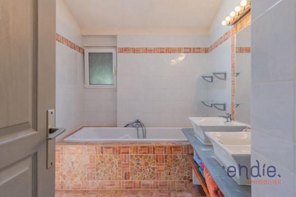 Offrez-vous le luxe d'habiter une bastide de caractère et la liberté d'un revenu locatif régulier.