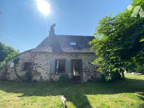 A vendre à Anglards de Salers (CANTAL), dans un hammeau calme à proximité de la Vallée du Mars,...