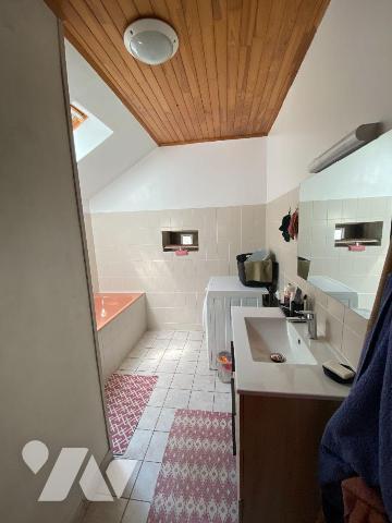 A vendre à Anglards de Salers (CANTAL), dans un hammeau calme à proximité de la Vallée du Mars,...