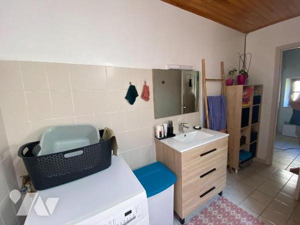 A vendre à Anglards de Salers (CANTAL), dans un hammeau calme à proximité de la Vallée du Mars,...