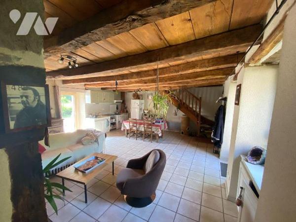 A vendre à Anglards de Salers (CANTAL), dans un hammeau calme à proximité de la Vallée du Mars,...