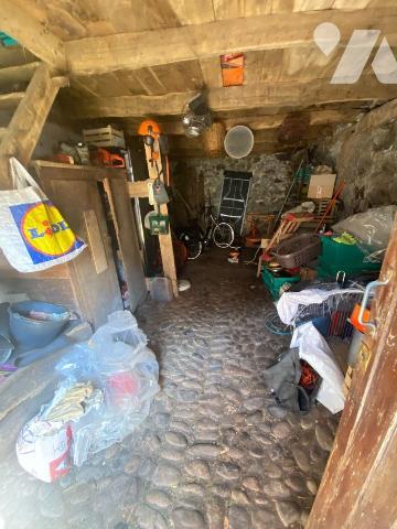A vendre à Anglards de Salers (CANTAL), dans un hammeau calme à proximité de la Vallée du Mars,...