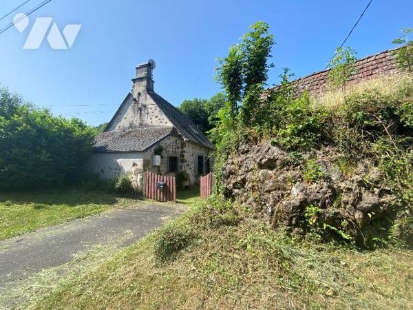 A vendre à Anglards de Salers (CANTAL), dans un hammeau calme à proximité de la Vallée du Mars,...