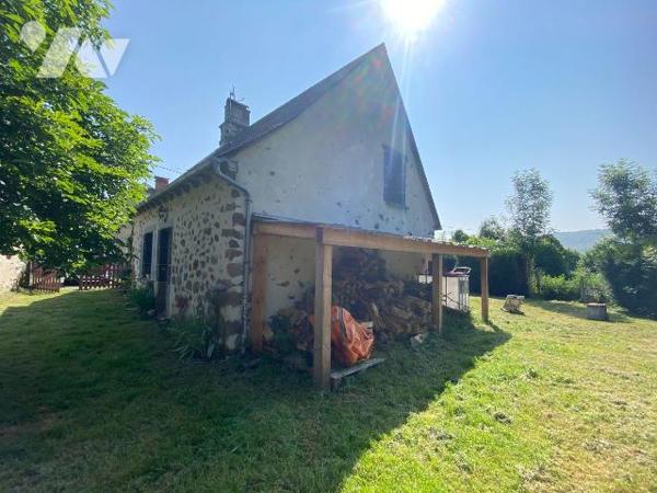 A vendre à Anglards de Salers (CANTAL), dans un hammeau calme à proximité de la Vallée du Mars,...