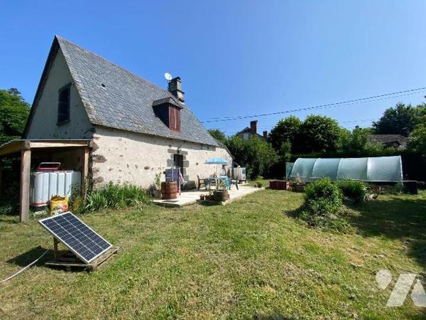 A vendre à Anglards de Salers (CANTAL), dans un hammeau calme à proximité de la Vallée du Mars,...