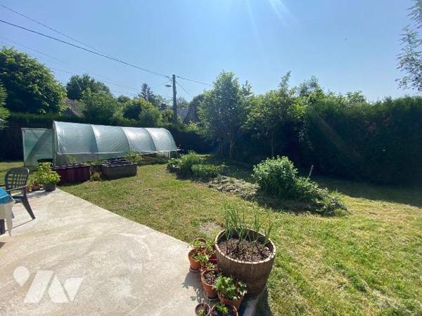 A vendre à Anglards de Salers (CANTAL), dans un hammeau calme à proximité de la Vallée du Mars,...