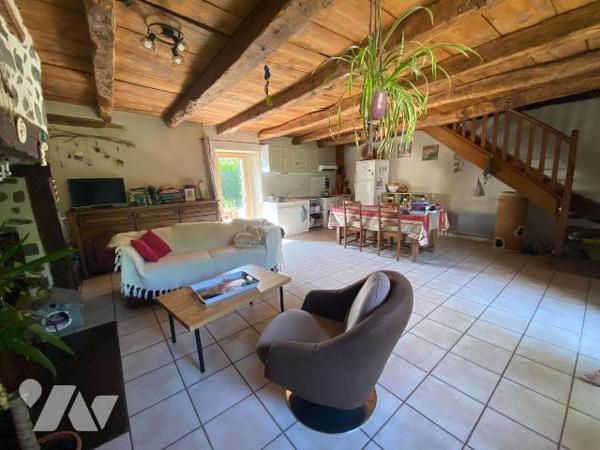 A vendre à Anglards de Salers (CANTAL), dans un hammeau calme à proximité de la Vallée du Mars,...
