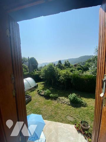 A vendre à Anglards de Salers (CANTAL), dans un hammeau calme à proximité de la Vallée du Mars,...