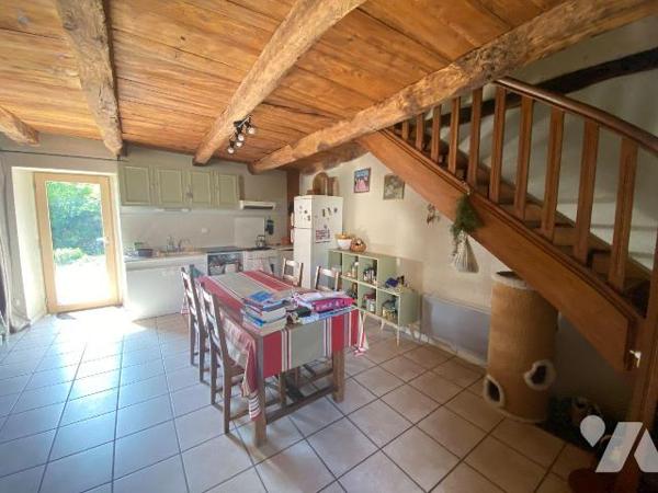 A vendre à Anglards de Salers (CANTAL), dans un hammeau calme à proximité de la Vallée du Mars,...