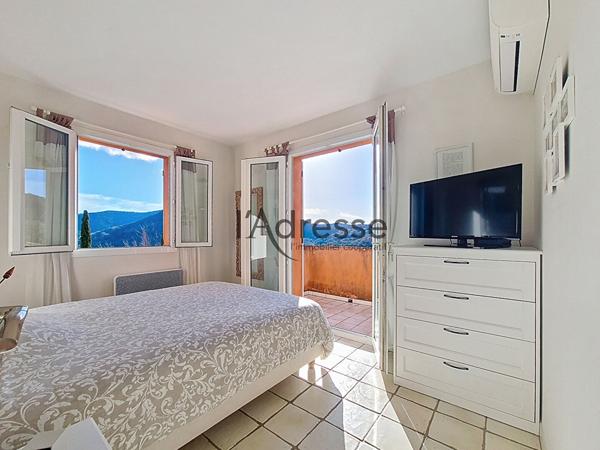 Villa aux Adrets de L'Esterel, 5 pièces de 133 m2, piscine et vue dégagée sur les collines.