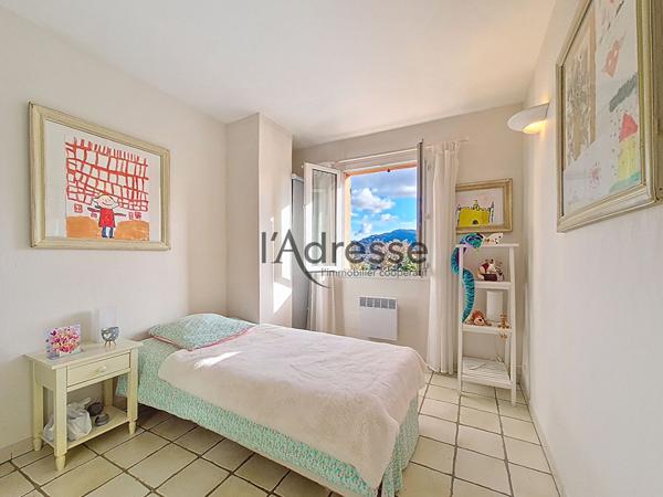 Villa aux Adrets de L'Esterel, 5 pièces de 133 m2, piscine et vue dégagée sur les collines.