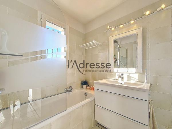 Villa aux Adrets de L'Esterel, 5 pièces de 133 m2, piscine et vue dégagée sur les collines.