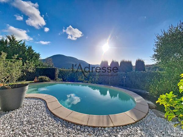 Villa aux Adrets de L'Esterel, 5 pièces de 133 m2, piscine et vue dégagée sur les collines.
