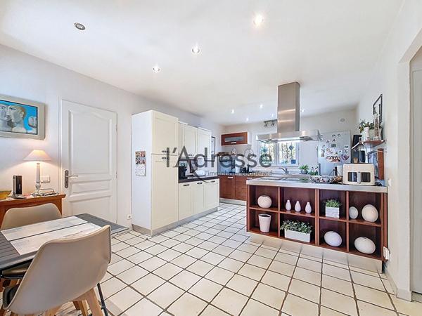 Villa aux Adrets de L'Esterel, 5 pièces de 133 m2, piscine et vue dégagée sur les collines.