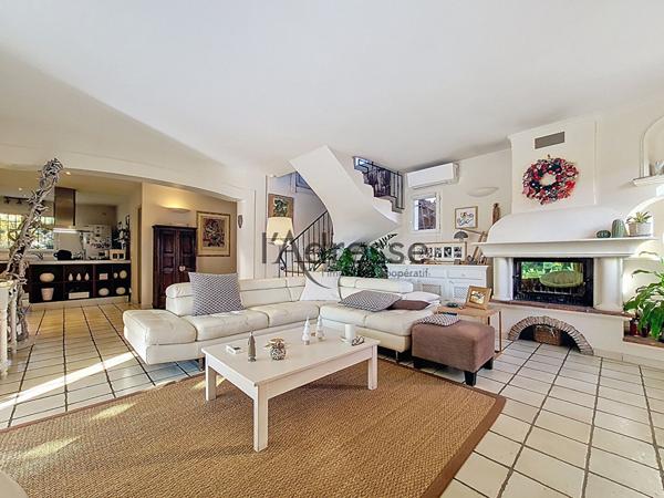 Villa aux Adrets de L'Esterel, 5 pièces de 133 m2, piscine et vue dégagée sur les collines.