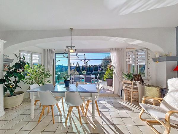 Villa aux Adrets de L'Esterel, 5 pièces de 133 m2, piscine et vue dégagée sur les collines.