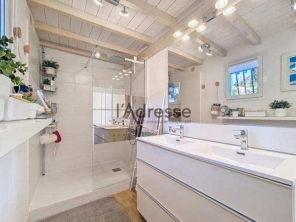 Villa aux Adrets de L'Esterel, 5 pièces de 133 m2, piscine et vue dégagée sur les collines.