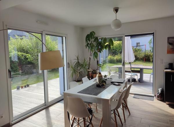 A200m des commerces et 7 km de Vannes, jolie maison de 2019.