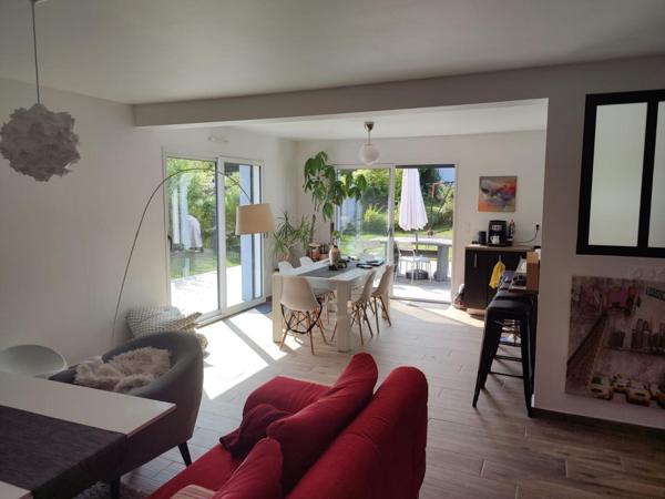 A200m des commerces et 7 km de Vannes, jolie maison de 2019.