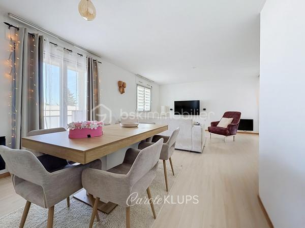 Il existe des appartements que l'on visite. Et il existe ceux dans lesquels on s'imagine déjà vivre.

Situé au 2ᵉ étage avec ascenseur d'une résidence soignée construite en 1990, cet appartement d'environ 75 m² séduit immédiatement par sa luminosité, ses volumes et son excellent état d'entretien.

Dès l'entrée, la circulation est fluide et les espaces parfaitement agencés. La pièce de vie, spacieuse et conviviale, bénéficie d'une double exposition Est / Sud-Ouest qui apporte une belle lumière naturelle tout au long de la journée. Elle permet d'aménager confortablement un salon ainsi qu'un véritable espace repas.

La cuisine indépendante, entièrement équipée, dispose de son propre accès au balcon et offre un espace fonctionnel particulièrement agréable au quotidien.

L'espace nuit comprend deux chambres, une salle de bains en excellent état ainsi que des toilettes indépendantes.

Les deux balcons constituent un véritable atout et permettent de profiter de l'extérieur à différents moments de la journée.

L'appartement est équipé de double vitrage, de la fibre optique, d'un interphone et bénéficie d'une cave. Le stationnement est libre au sein de la copropriété.

La résidence est idéalement située rue de l'Ancienne Filature à Wittenheim, à proximité immédiate des commerces, des écoles, des transports en commun ainsi que des principaux axes routiers permettant de rejoindre rapidement Mulhouse, les zones commerciales et les accès vers Colmar, Belfort ou Bâle.

Cet appartement conviendra parfaitement à un premier achat, à un couple, à une petite famille ou à toute personne recherchant un logement lumineux, fonctionnel et prêt à vivre.

Appartement T3 de 75 m². Résidence de 1990. 2 chambres. 2ᵉ étage sur 4 avec ascenseur. Deux balcons. Cave. Chauffage électrique par radiateurs. Charges de copropriété de 1 450 € par an comprenant les charges communes, l'eau froide et l'entretien de l'ascenseur, auxquelles s'ajoutent 68 € par an de provision pour le fonds de travaux. Taxe foncière : 970 € par an. Estimation des dépenses énergétiques : entre 1 370 € et 1 900 € par an.

Prix : 137 000 € FAI.

Contactez-moi pour plus d'informations ou pour organiser une visite.

Vous avez un projet immobilier à Wittenheim, Riedisheim, Mulhouse ou dans l'agglomération mulhousienne ? Échangeons ensemble.
