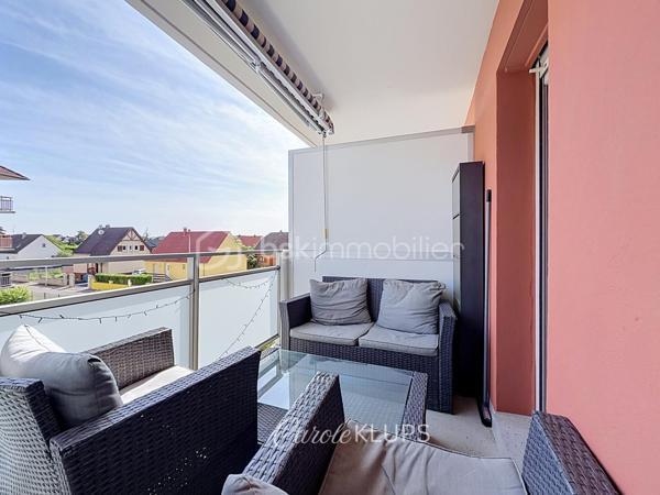 Il existe des appartements que l'on visite. Et il existe ceux dans lesquels on s'imagine déjà vivre.

Situé au 2ᵉ étage avec ascenseur d'une résidence soignée construite en 1990, cet appartement d'environ 75 m² séduit immédiatement par sa luminosité, ses volumes et son excellent état d'entretien.

Dès l'entrée, la circulation est fluide et les espaces parfaitement agencés. La pièce de vie, spacieuse et conviviale, bénéficie d'une double exposition Est / Sud-Ouest qui apporte une belle lumière naturelle tout au long de la journée. Elle permet d'aménager confortablement un salon ainsi qu'un véritable espace repas.

La cuisine indépendante, entièrement équipée, dispose de son propre accès au balcon et offre un espace fonctionnel particulièrement agréable au quotidien.

L'espace nuit comprend deux chambres, une salle de bains en excellent état ainsi que des toilettes indépendantes.

Les deux balcons constituent un véritable atout et permettent de profiter de l'extérieur à différents moments de la journée.

L'appartement est équipé de double vitrage, de la fibre optique, d'un interphone et bénéficie d'une cave. Le stationnement est libre au sein de la copropriété.

La résidence est idéalement située rue de l'Ancienne Filature à Wittenheim, à proximité immédiate des commerces, des écoles, des transports en commun ainsi que des principaux axes routiers permettant de rejoindre rapidement Mulhouse, les zones commerciales et les accès vers Colmar, Belfort ou Bâle.

Cet appartement conviendra parfaitement à un premier achat, à un couple, à une petite famille ou à toute personne recherchant un logement lumineux, fonctionnel et prêt à vivre.

Appartement T3 de 75 m². Résidence de 1990. 2 chambres. 2ᵉ étage sur 4 avec ascenseur. Deux balcons. Cave. Chauffage électrique par radiateurs. Charges de copropriété de 1 450 € par an comprenant les charges communes, l'eau froide et l'entretien de l'ascenseur, auxquelles s'ajoutent 68 € par an de provision pour le fonds de travaux. Taxe foncière : 970 € par an. Estimation des dépenses énergétiques : entre 1 370 € et 1 900 € par an.

Prix : 137 000 € FAI.

Contactez-moi pour plus d'informations ou pour organiser une visite.

Vous avez un projet immobilier à Wittenheim, Riedisheim, Mulhouse ou dans l'agglomération mulhousienne ? Échangeons ensemble.