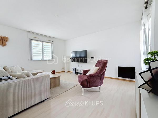 Il existe des appartements que l'on visite. Et il existe ceux dans lesquels on s'imagine déjà vivre.

Situé au 2ᵉ étage avec ascenseur d'une résidence soignée construite en 1990, cet appartement d'environ 75 m² séduit immédiatement par sa luminosité, ses volumes et son excellent état d'entretien.

Dès l'entrée, la circulation est fluide et les espaces parfaitement agencés. La pièce de vie, spacieuse et conviviale, bénéficie d'une double exposition Est / Sud-Ouest qui apporte une belle lumière naturelle tout au long de la journée. Elle permet d'aménager confortablement un salon ainsi qu'un véritable espace repas.

La cuisine indépendante, entièrement équipée, dispose de son propre accès au balcon et offre un espace fonctionnel particulièrement agréable au quotidien.

L'espace nuit comprend deux chambres, une salle de bains en excellent état ainsi que des toilettes indépendantes.

Les deux balcons constituent un véritable atout et permettent de profiter de l'extérieur à différents moments de la journée.

L'appartement est équipé de double vitrage, de la fibre optique, d'un interphone et bénéficie d'une cave. Le stationnement est libre au sein de la copropriété.

La résidence est idéalement située rue de l'Ancienne Filature à Wittenheim, à proximité immédiate des commerces, des écoles, des transports en commun ainsi que des principaux axes routiers permettant de rejoindre rapidement Mulhouse, les zones commerciales et les accès vers Colmar, Belfort ou Bâle.

Cet appartement conviendra parfaitement à un premier achat, à un couple, à une petite famille ou à toute personne recherchant un logement lumineux, fonctionnel et prêt à vivre.

Appartement T3 de 75 m². Résidence de 1990. 2 chambres. 2ᵉ étage sur 4 avec ascenseur. Deux balcons. Cave. Chauffage électrique par radiateurs. Charges de copropriété de 1 450 € par an comprenant les charges communes, l'eau froide et l'entretien de l'ascenseur, auxquelles s'ajoutent 68 € par an de provision pour le fonds de travaux. Taxe foncière : 970 € par an. Estimation des dépenses énergétiques : entre 1 370 € et 1 900 € par an.

Prix : 137 000 € FAI.

Contactez-moi pour plus d'informations ou pour organiser une visite.

Vous avez un projet immobilier à Wittenheim, Riedisheim, Mulhouse ou dans l'agglomération mulhousienne ? Échangeons ensemble.