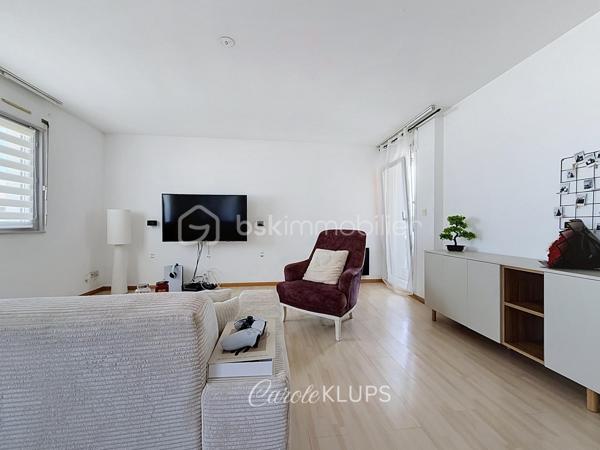 Il existe des appartements que l'on visite. Et il existe ceux dans lesquels on s'imagine déjà vivre.

Situé au 2ᵉ étage avec ascenseur d'une résidence soignée construite en 1990, cet appartement d'environ 75 m² séduit immédiatement par sa luminosité, ses volumes et son excellent état d'entretien.

Dès l'entrée, la circulation est fluide et les espaces parfaitement agencés. La pièce de vie, spacieuse et conviviale, bénéficie d'une double exposition Est / Sud-Ouest qui apporte une belle lumière naturelle tout au long de la journée. Elle permet d'aménager confortablement un salon ainsi qu'un véritable espace repas.

La cuisine indépendante, entièrement équipée, dispose de son propre accès au balcon et offre un espace fonctionnel particulièrement agréable au quotidien.

L'espace nuit comprend deux chambres, une salle de bains en excellent état ainsi que des toilettes indépendantes.

Les deux balcons constituent un véritable atout et permettent de profiter de l'extérieur à différents moments de la journée.

L'appartement est équipé de double vitrage, de la fibre optique, d'un interphone et bénéficie d'une cave. Le stationnement est libre au sein de la copropriété.

La résidence est idéalement située rue de l'Ancienne Filature à Wittenheim, à proximité immédiate des commerces, des écoles, des transports en commun ainsi que des principaux axes routiers permettant de rejoindre rapidement Mulhouse, les zones commerciales et les accès vers Colmar, Belfort ou Bâle.

Cet appartement conviendra parfaitement à un premier achat, à un couple, à une petite famille ou à toute personne recherchant un logement lumineux, fonctionnel et prêt à vivre.

Appartement T3 de 75 m². Résidence de 1990. 2 chambres. 2ᵉ étage sur 4 avec ascenseur. Deux balcons. Cave. Chauffage électrique par radiateurs. Charges de copropriété de 1 450 € par an comprenant les charges communes, l'eau froide et l'entretien de l'ascenseur, auxquelles s'ajoutent 68 € par an de provision pour le fonds de travaux. Taxe foncière : 970 € par an. Estimation des dépenses énergétiques : entre 1 370 € et 1 900 € par an.

Prix : 137 000 € FAI.

Contactez-moi pour plus d'informations ou pour organiser une visite.

Vous avez un projet immobilier à Wittenheim, Riedisheim, Mulhouse ou dans l'agglomération mulhousienne ? Échangeons ensemble.