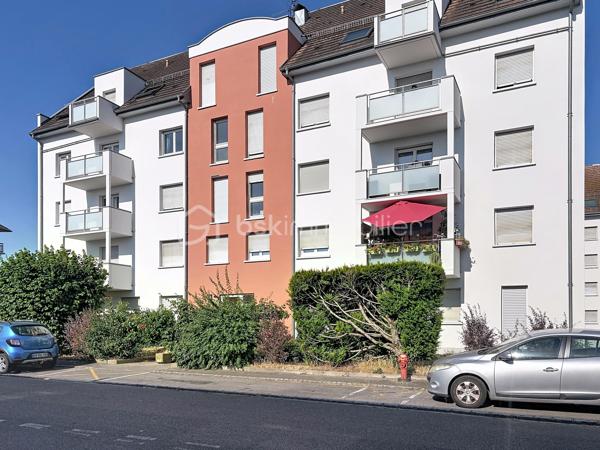Il existe des appartements que l'on visite. Et il existe ceux dans lesquels on s'imagine déjà vivre.

Situé au 2ᵉ étage avec ascenseur d'une résidence soignée construite en 1990, cet appartement d'environ 75 m² séduit immédiatement par sa luminosité, ses volumes et son excellent état d'entretien.

Dès l'entrée, la circulation est fluide et les espaces parfaitement agencés. La pièce de vie, spacieuse et conviviale, bénéficie d'une double exposition Est / Sud-Ouest qui apporte une belle lumière naturelle tout au long de la journée. Elle permet d'aménager confortablement un salon ainsi qu'un véritable espace repas.

La cuisine indépendante, entièrement équipée, dispose de son propre accès au balcon et offre un espace fonctionnel particulièrement agréable au quotidien.

L'espace nuit comprend deux chambres, une salle de bains en excellent état ainsi que des toilettes indépendantes.

Les deux balcons constituent un véritable atout et permettent de profiter de l'extérieur à différents moments de la journée.

L'appartement est équipé de double vitrage, de la fibre optique, d'un interphone et bénéficie d'une cave. Le stationnement est libre au sein de la copropriété.

La résidence est idéalement située rue de l'Ancienne Filature à Wittenheim, à proximité immédiate des commerces, des écoles, des transports en commun ainsi que des principaux axes routiers permettant de rejoindre rapidement Mulhouse, les zones commerciales et les accès vers Colmar, Belfort ou Bâle.

Cet appartement conviendra parfaitement à un premier achat, à un couple, à une petite famille ou à toute personne recherchant un logement lumineux, fonctionnel et prêt à vivre.

Appartement T3 de 75 m². Résidence de 1990. 2 chambres. 2ᵉ étage sur 4 avec ascenseur. Deux balcons. Cave. Chauffage électrique par radiateurs. Charges de copropriété de 1 450 € par an comprenant les charges communes, l'eau froide et l'entretien de l'ascenseur, auxquelles s'ajoutent 68 € par an de provision pour le fonds de travaux. Taxe foncière : 970 € par an. Estimation des dépenses énergétiques : entre 1 370 € et 1 900 € par an.

Prix : 137 000 € FAI.

Contactez-moi pour plus d'informations ou pour organiser une visite.

Vous avez un projet immobilier à Wittenheim, Riedisheim, Mulhouse ou dans l'agglomération mulhousienne ? Échangeons ensemble.