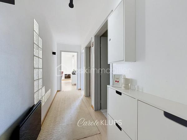 Il existe des appartements que l'on visite. Et il existe ceux dans lesquels on s'imagine déjà vivre.

Situé au 2ᵉ étage avec ascenseur d'une résidence soignée construite en 1990, cet appartement d'environ 75 m² séduit immédiatement par sa luminosité, ses volumes et son excellent état d'entretien.

Dès l'entrée, la circulation est fluide et les espaces parfaitement agencés. La pièce de vie, spacieuse et conviviale, bénéficie d'une double exposition Est / Sud-Ouest qui apporte une belle lumière naturelle tout au long de la journée. Elle permet d'aménager confortablement un salon ainsi qu'un véritable espace repas.

La cuisine indépendante, entièrement équipée, dispose de son propre accès au balcon et offre un espace fonctionnel particulièrement agréable au quotidien.

L'espace nuit comprend deux chambres, une salle de bains en excellent état ainsi que des toilettes indépendantes.

Les deux balcons constituent un véritable atout et permettent de profiter de l'extérieur à différents moments de la journée.

L'appartement est équipé de double vitrage, de la fibre optique, d'un interphone et bénéficie d'une cave. Le stationnement est libre au sein de la copropriété.

La résidence est idéalement située rue de l'Ancienne Filature à Wittenheim, à proximité immédiate des commerces, des écoles, des transports en commun ainsi que des principaux axes routiers permettant de rejoindre rapidement Mulhouse, les zones commerciales et les accès vers Colmar, Belfort ou Bâle.

Cet appartement conviendra parfaitement à un premier achat, à un couple, à une petite famille ou à toute personne recherchant un logement lumineux, fonctionnel et prêt à vivre.

Appartement T3 de 75 m². Résidence de 1990. 2 chambres. 2ᵉ étage sur 4 avec ascenseur. Deux balcons. Cave. Chauffage électrique par radiateurs. Charges de copropriété de 1 450 € par an comprenant les charges communes, l'eau froide et l'entretien de l'ascenseur, auxquelles s'ajoutent 68 € par an de provision pour le fonds de travaux. Taxe foncière : 970 € par an. Estimation des dépenses énergétiques : entre 1 370 € et 1 900 € par an.

Prix : 137 000 € FAI.

Contactez-moi pour plus d'informations ou pour organiser une visite.

Vous avez un projet immobilier à Wittenheim, Riedisheim, Mulhouse ou dans l'agglomération mulhousienne ? Échangeons ensemble.