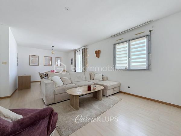 Il existe des appartements que l'on visite. Et il existe ceux dans lesquels on s'imagine déjà vivre.

Situé au 2ᵉ étage avec ascenseur d'une résidence soignée construite en 1990, cet appartement d'environ 75 m² séduit immédiatement par sa luminosité, ses volumes et son excellent état d'entretien.

Dès l'entrée, la circulation est fluide et les espaces parfaitement agencés. La pièce de vie, spacieuse et conviviale, bénéficie d'une double exposition Est / Sud-Ouest qui apporte une belle lumière naturelle tout au long de la journée. Elle permet d'aménager confortablement un salon ainsi qu'un véritable espace repas.

La cuisine indépendante, entièrement équipée, dispose de son propre accès au balcon et offre un espace fonctionnel particulièrement agréable au quotidien.

L'espace nuit comprend deux chambres, une salle de bains en excellent état ainsi que des toilettes indépendantes.

Les deux balcons constituent un véritable atout et permettent de profiter de l'extérieur à différents moments de la journée.

L'appartement est équipé de double vitrage, de la fibre optique, d'un interphone et bénéficie d'une cave. Le stationnement est libre au sein de la copropriété.

La résidence est idéalement située rue de l'Ancienne Filature à Wittenheim, à proximité immédiate des commerces, des écoles, des transports en commun ainsi que des principaux axes routiers permettant de rejoindre rapidement Mulhouse, les zones commerciales et les accès vers Colmar, Belfort ou Bâle.

Cet appartement conviendra parfaitement à un premier achat, à un couple, à une petite famille ou à toute personne recherchant un logement lumineux, fonctionnel et prêt à vivre.

Appartement T3 de 75 m². Résidence de 1990. 2 chambres. 2ᵉ étage sur 4 avec ascenseur. Deux balcons. Cave. Chauffage électrique par radiateurs. Charges de copropriété de 1 450 € par an comprenant les charges communes, l'eau froide et l'entretien de l'ascenseur, auxquelles s'ajoutent 68 € par an de provision pour le fonds de travaux. Taxe foncière : 970 € par an. Estimation des dépenses énergétiques : entre 1 370 € et 1 900 € par an.

Prix : 137 000 € FAI.

Contactez-moi pour plus d'informations ou pour organiser une visite.

Vous avez un projet immobilier à Wittenheim, Riedisheim, Mulhouse ou dans l'agglomération mulhousienne ? Échangeons ensemble.
