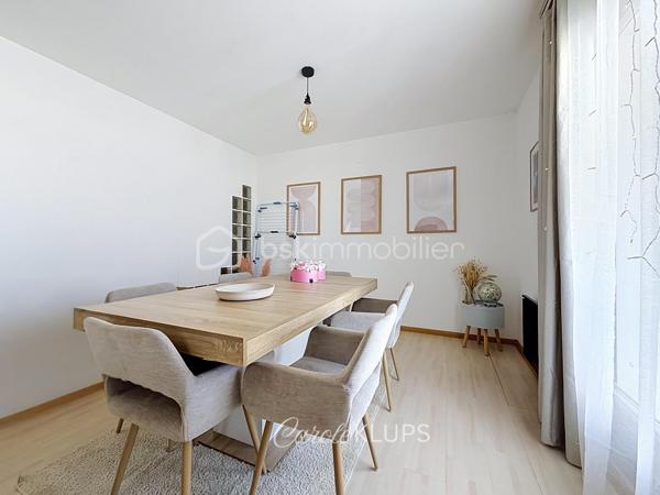 Il existe des appartements que l'on visite. Et il existe ceux dans lesquels on s'imagine déjà vivre.

Situé au 2ᵉ étage avec ascenseur d'une résidence soignée construite en 1990, cet appartement d'environ 75 m² séduit immédiatement par sa luminosité, ses volumes et son excellent état d'entretien.

Dès l'entrée, la circulation est fluide et les espaces parfaitement agencés. La pièce de vie, spacieuse et conviviale, bénéficie d'une double exposition Est / Sud-Ouest qui apporte une belle lumière naturelle tout au long de la journée. Elle permet d'aménager confortablement un salon ainsi qu'un véritable espace repas.

La cuisine indépendante, entièrement équipée, dispose de son propre accès au balcon et offre un espace fonctionnel particulièrement agréable au quotidien.

L'espace nuit comprend deux chambres, une salle de bains en excellent état ainsi que des toilettes indépendantes.

Les deux balcons constituent un véritable atout et permettent de profiter de l'extérieur à différents moments de la journée.

L'appartement est équipé de double vitrage, de la fibre optique, d'un interphone et bénéficie d'une cave. Le stationnement est libre au sein de la copropriété.

La résidence est idéalement située rue de l'Ancienne Filature à Wittenheim, à proximité immédiate des commerces, des écoles, des transports en commun ainsi que des principaux axes routiers permettant de rejoindre rapidement Mulhouse, les zones commerciales et les accès vers Colmar, Belfort ou Bâle.

Cet appartement conviendra parfaitement à un premier achat, à un couple, à une petite famille ou à toute personne recherchant un logement lumineux, fonctionnel et prêt à vivre.

Appartement T3 de 75 m². Résidence de 1990. 2 chambres. 2ᵉ étage sur 4 avec ascenseur. Deux balcons. Cave. Chauffage électrique par radiateurs. Charges de copropriété de 1 450 € par an comprenant les charges communes, l'eau froide et l'entretien de l'ascenseur, auxquelles s'ajoutent 68 € par an de provision pour le fonds de travaux. Taxe foncière : 970 € par an. Estimation des dépenses énergétiques : entre 1 370 € et 1 900 € par an.

Prix : 137 000 € FAI.

Contactez-moi pour plus d'informations ou pour organiser une visite.

Vous avez un projet immobilier à Wittenheim, Riedisheim, Mulhouse ou dans l'agglomération mulhousienne ? Échangeons ensemble.