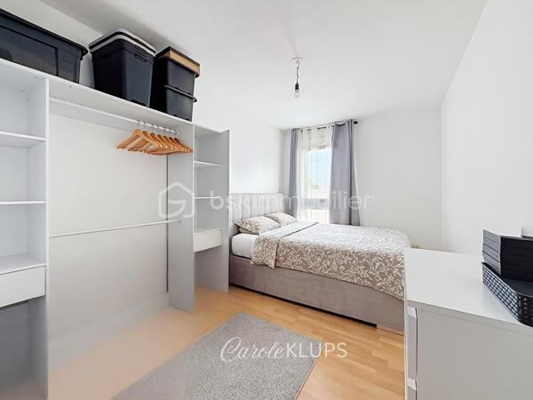 Il existe des appartements que l'on visite. Et il existe ceux dans lesquels on s'imagine déjà vivre.

Situé au 2ᵉ étage avec ascenseur d'une résidence soignée construite en 1990, cet appartement d'environ 75 m² séduit immédiatement par sa luminosité, ses volumes et son excellent état d'entretien.

Dès l'entrée, la circulation est fluide et les espaces parfaitement agencés. La pièce de vie, spacieuse et conviviale, bénéficie d'une double exposition Est / Sud-Ouest qui apporte une belle lumière naturelle tout au long de la journée. Elle permet d'aménager confortablement un salon ainsi qu'un véritable espace repas.

La cuisine indépendante, entièrement équipée, dispose de son propre accès au balcon et offre un espace fonctionnel particulièrement agréable au quotidien.

L'espace nuit comprend deux chambres, une salle de bains en excellent état ainsi que des toilettes indépendantes.

Les deux balcons constituent un véritable atout et permettent de profiter de l'extérieur à différents moments de la journée.

L'appartement est équipé de double vitrage, de la fibre optique, d'un interphone et bénéficie d'une cave. Le stationnement est libre au sein de la copropriété.

La résidence est idéalement située rue de l'Ancienne Filature à Wittenheim, à proximité immédiate des commerces, des écoles, des transports en commun ainsi que des principaux axes routiers permettant de rejoindre rapidement Mulhouse, les zones commerciales et les accès vers Colmar, Belfort ou Bâle.

Cet appartement conviendra parfaitement à un premier achat, à un couple, à une petite famille ou à toute personne recherchant un logement lumineux, fonctionnel et prêt à vivre.

Appartement T3 de 75 m². Résidence de 1990. 2 chambres. 2ᵉ étage sur 4 avec ascenseur. Deux balcons. Cave. Chauffage électrique par radiateurs. Charges de copropriété de 1 450 € par an comprenant les charges communes, l'eau froide et l'entretien de l'ascenseur, auxquelles s'ajoutent 68 € par an de provision pour le fonds de travaux. Taxe foncière : 970 € par an. Estimation des dépenses énergétiques : entre 1 370 € et 1 900 € par an.

Prix : 137 000 € FAI.

Contactez-moi pour plus d'informations ou pour organiser une visite.

Vous avez un projet immobilier à Wittenheim, Riedisheim, Mulhouse ou dans l'agglomération mulhousienne ? Échangeons ensemble.